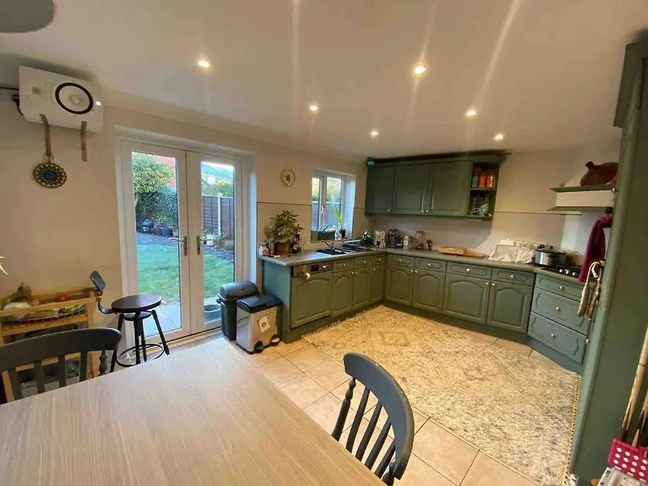 Cheerful 3-Bed Detached Home Nottingham