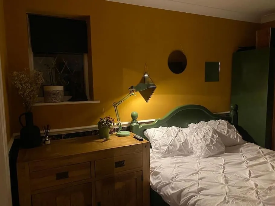 Holiday home Cheerful 3-Bed Detached Home Nottingham United Kingdom