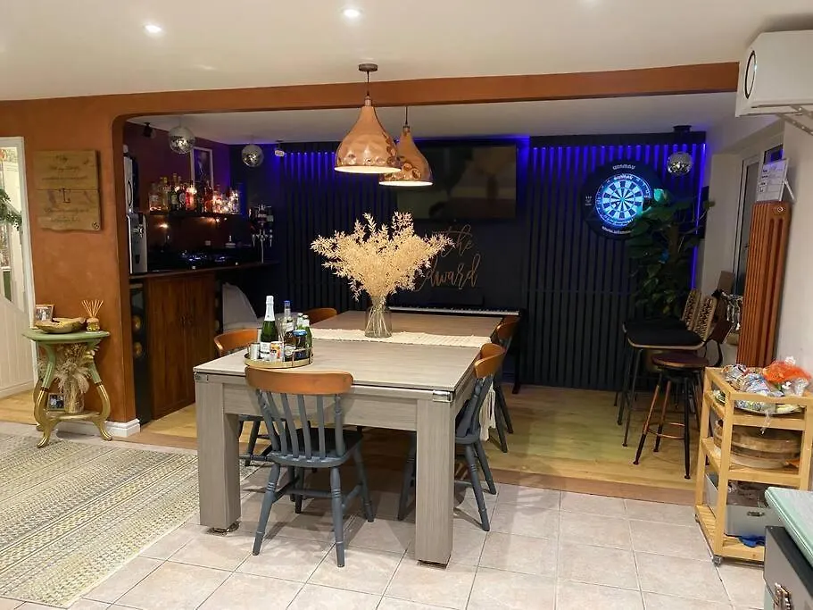 Cheerful 3-Bed Detached Home Nottingham